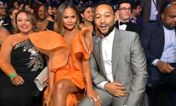 FORNØYD: I dag er Chrissy Teigen gift med John Legend, og sammen har de to barn. Modellen er fornøyd med hvordan livet har blitt, og er opptatt av å vise at ikke alt er perfekt. Foto: NTB Scanpix FORNØYD: I dag er Chrissy Teigen gift med John Legend, og sammen har de to barn. Modellen er fornøyd med hvordan livet har blitt, og er opptatt av å vise at ikke alt er perfekt. Foto: NTB Scanpix